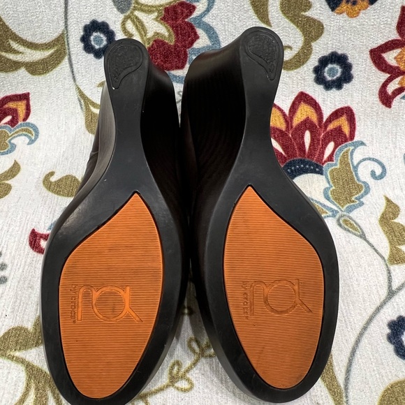 You by Crocs Dark Size 9 Wedges - Picture 5 of 6